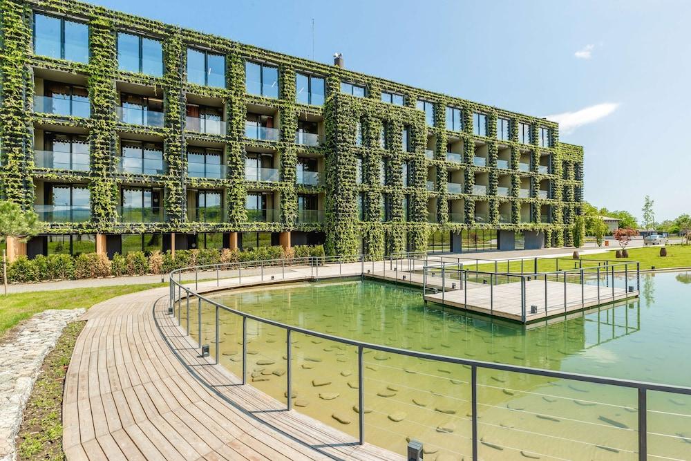 تسيناندالي إيستايت، إيه راديسون كوليكشن هوتل المنطقة الخارجية