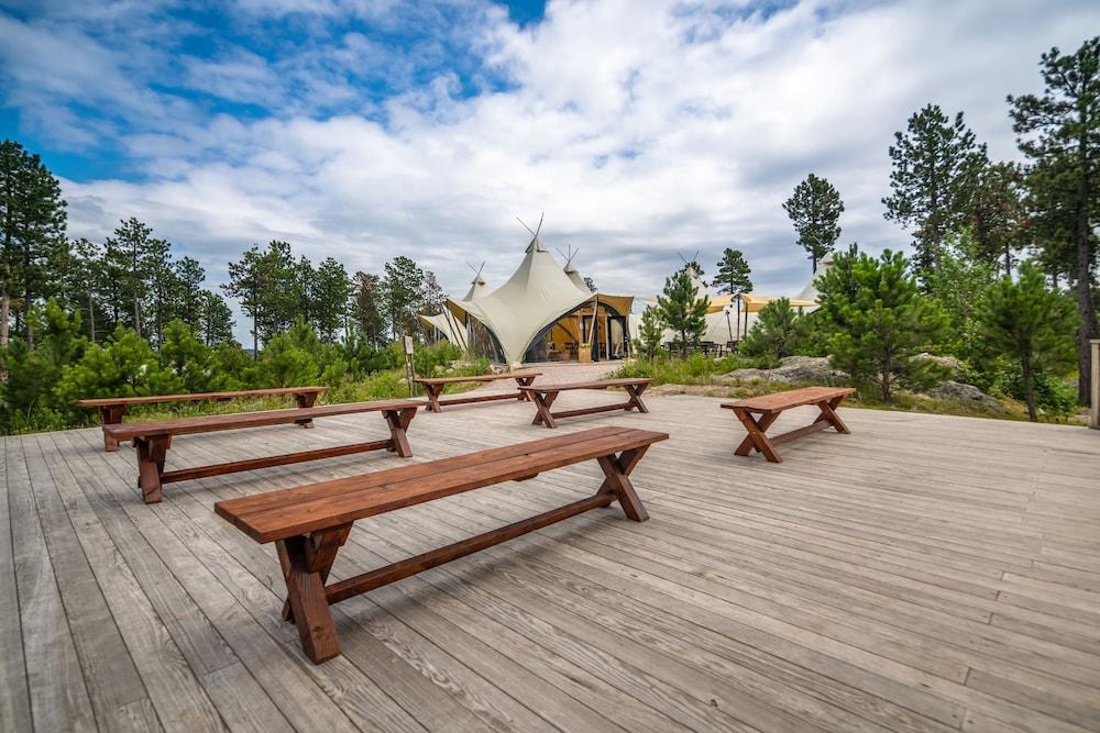 Under Canvas Mount Rushmore Exterior