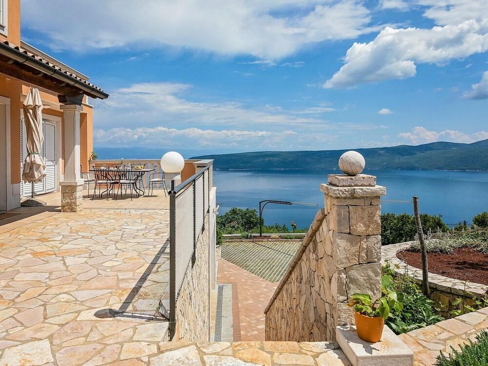 Modern Villa With Infinity Pool in Brsec Exterior