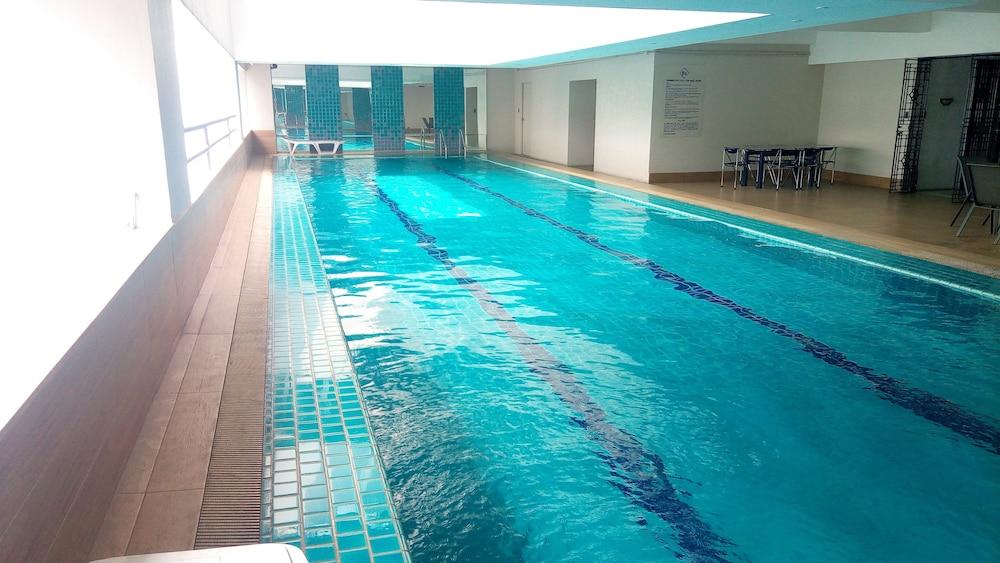 ذا بيك تاور إن هارت أوف ماكاتي سي بي دي حمام سباحة لا متناهي