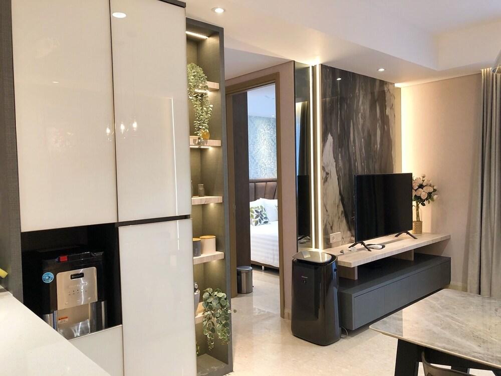 شقة جولد كوست بيك تطل على البحر من لونج سويتس داخلي