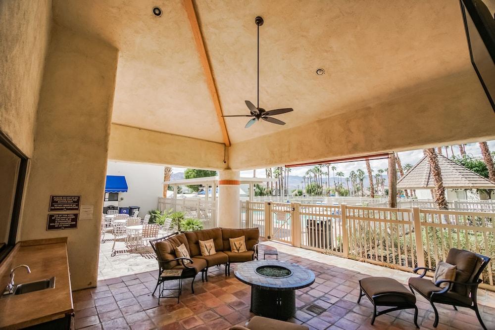 Desert Breezes Resort Exterior
