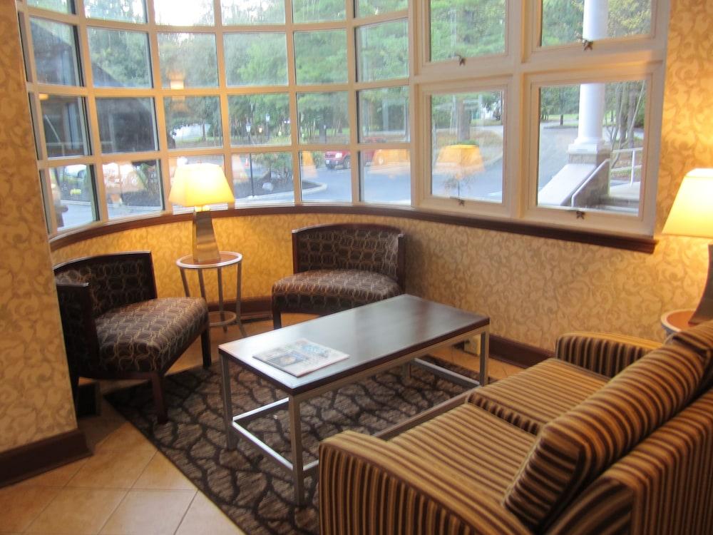 بست ويسترن بلس ذي إن آند سويتس آت ذا فولز منطقة الجلوس في الردهة