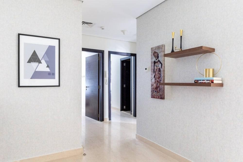 شقة فاخرة بالطابق العلوي مكوّنة من ثلاث غرف نوم ومكتب في وسط مدينة دبي داخلي