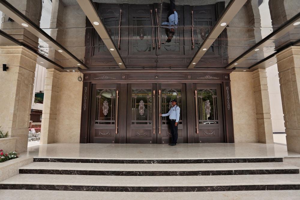 رويال إمبريو