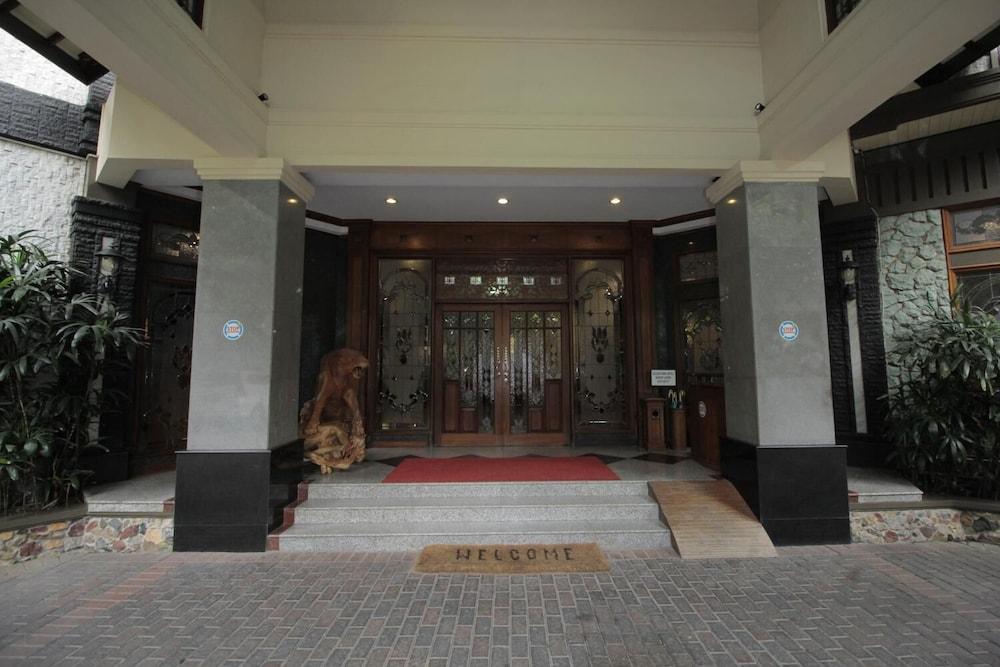 Sapta Nawa Resort 1 Gresik Exterior
