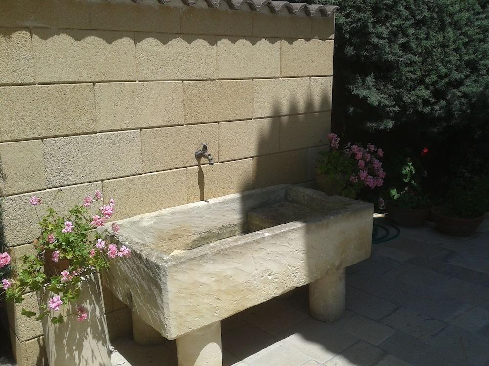 فيلا جلوريا بد آند بريكفاست تفاصيل الفندق من الخارج