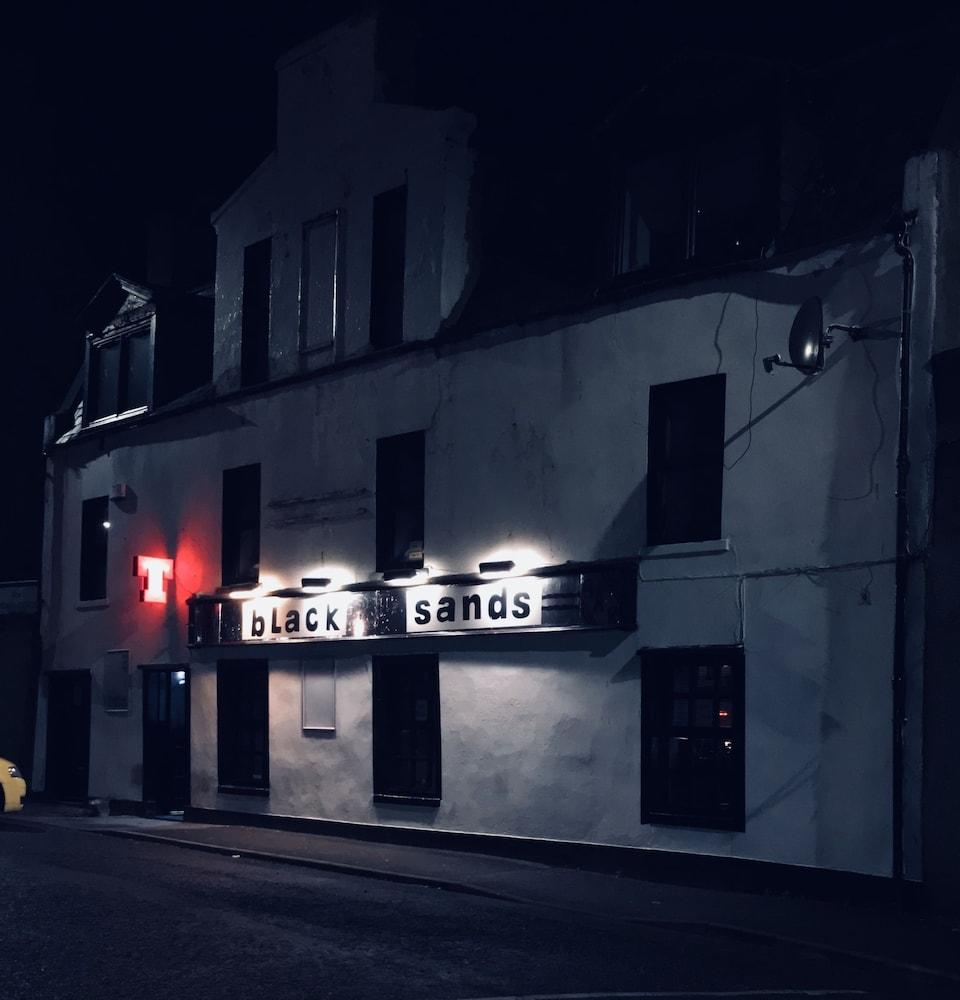 بلاك ساندز بد روم آند بريكفاست أن بار