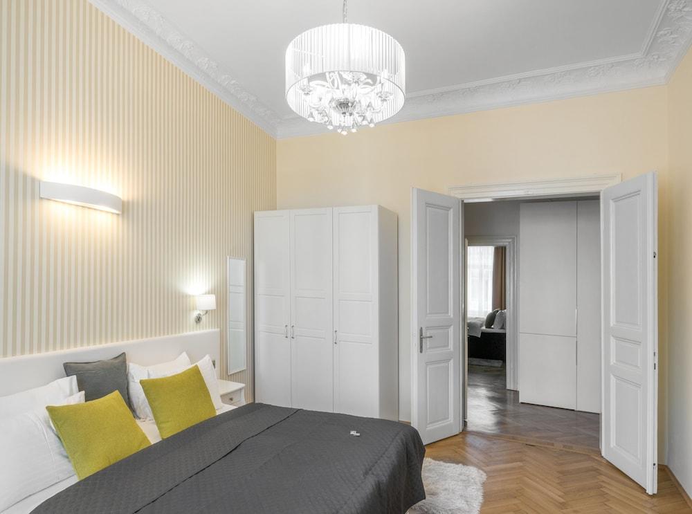 مورديكاي تويلف أبارتمنتس باي أدريز ليفينج غرفة