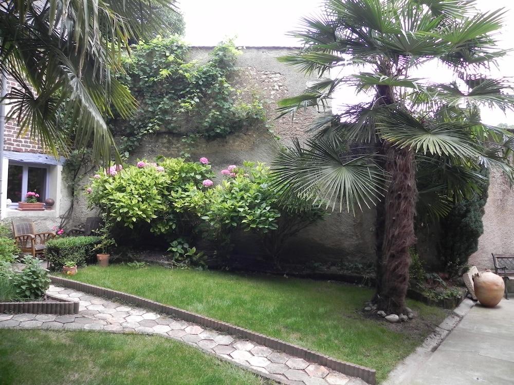 Côte Sud Exterior