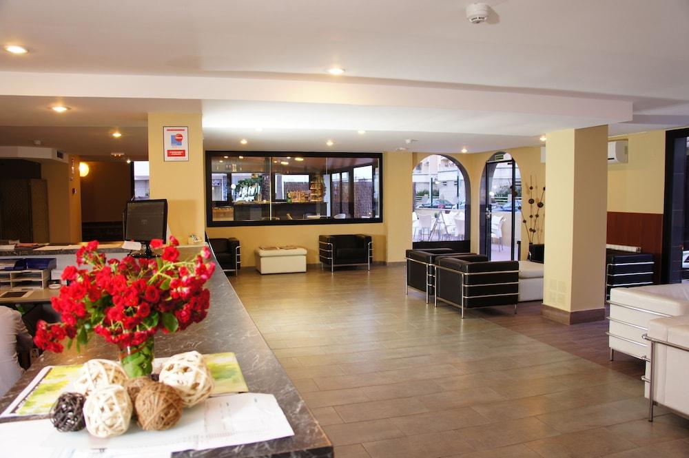 Adia Hotel Cunit Playa Interior Entrance