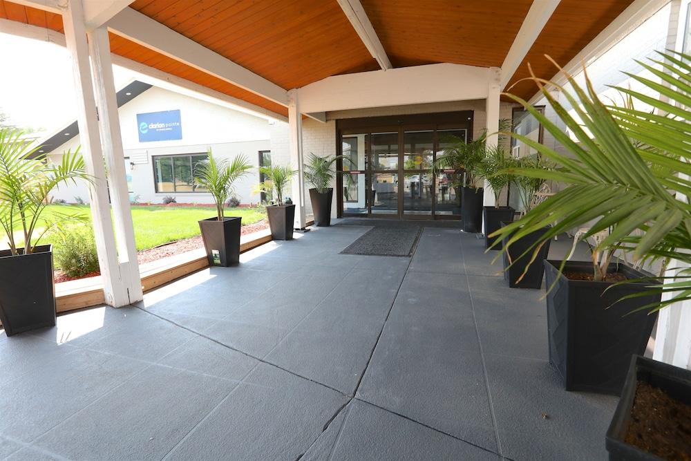 Clarion Pointe Exterior