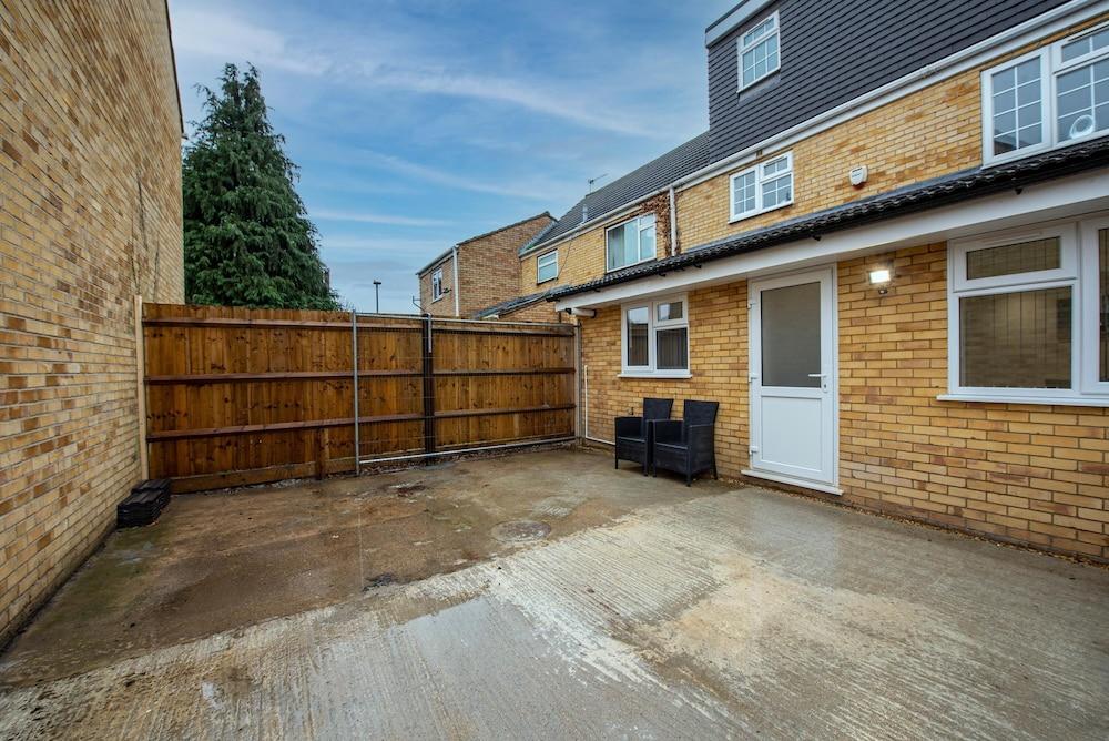 روتكفوردز سيرفيسد هاوس ويذ 5 بد رومز المنطقة الخارجية