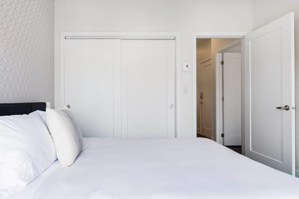 ديسكفر ليتل إيتالي فروم إيه برايت أبارتمنت غرفة