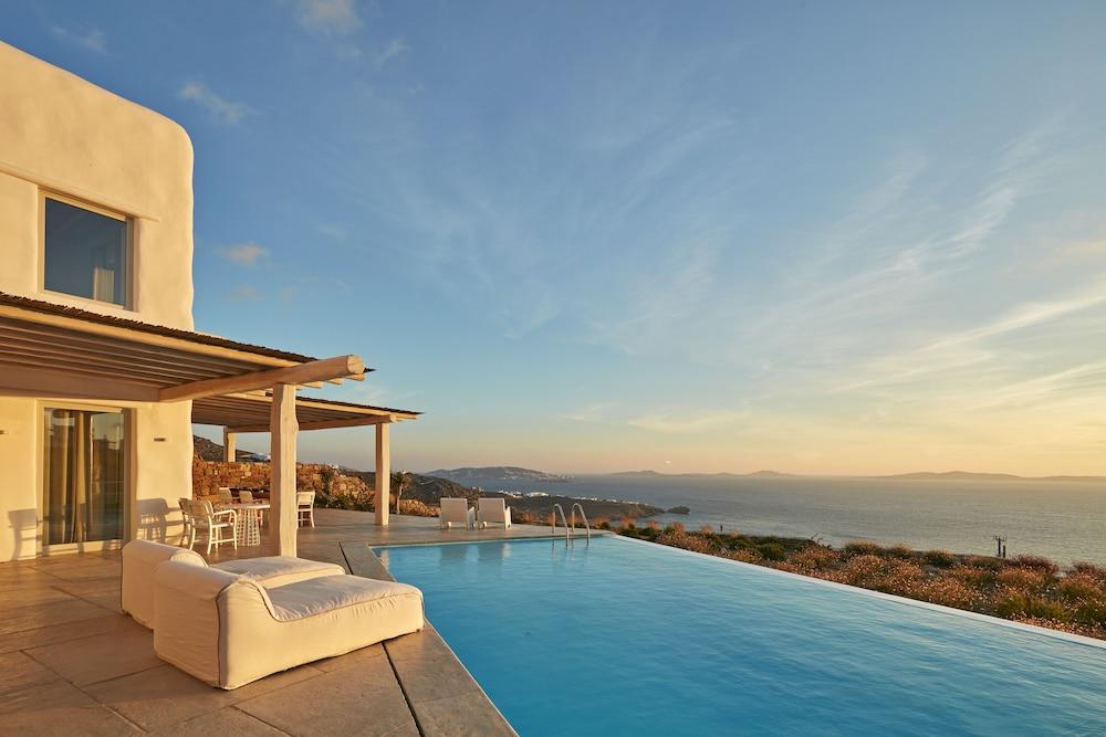 أموس فيلاز إن هولاكيا