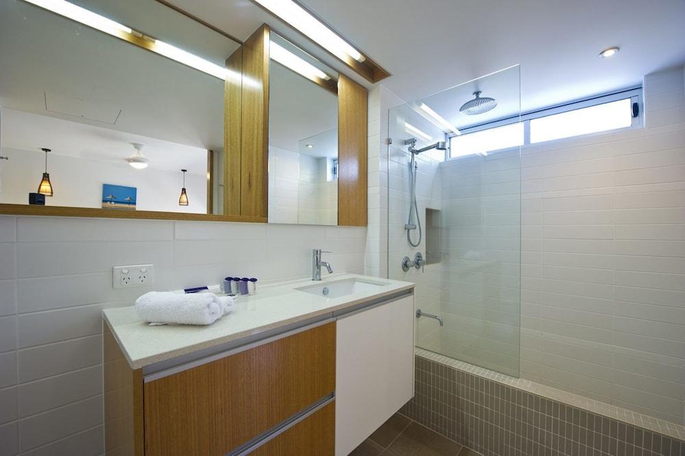 Maggies Beachfront Apt. 1 Bathroom