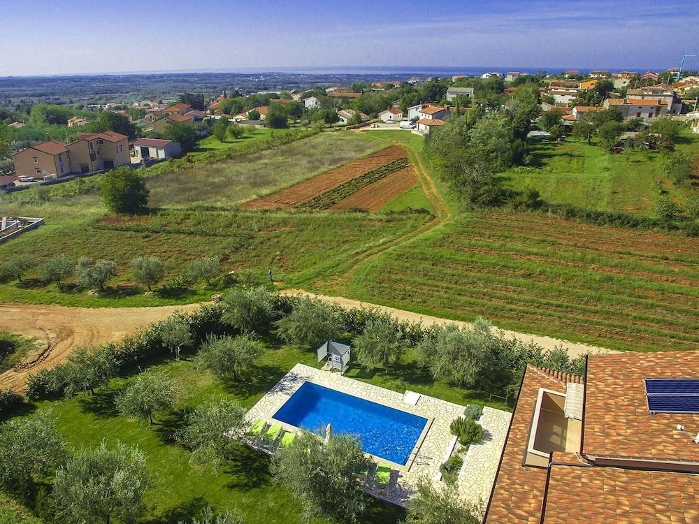 Modern Villa in Kaštelir-labinci With Pool Exterior