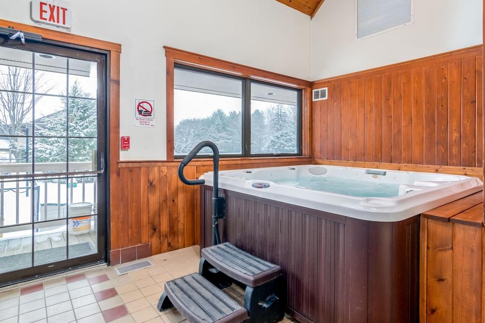 Grey Fox Inn Indoor Spa Tub