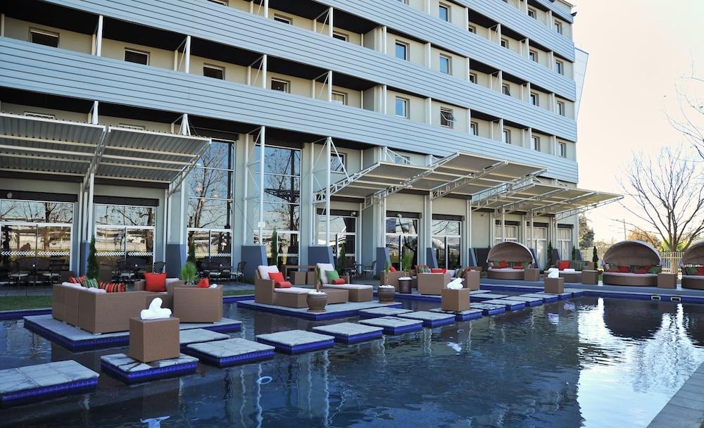 بروتيا هوتل باي ماريوت أو آر تامبو إيربورت حمام سباحة مكشوف