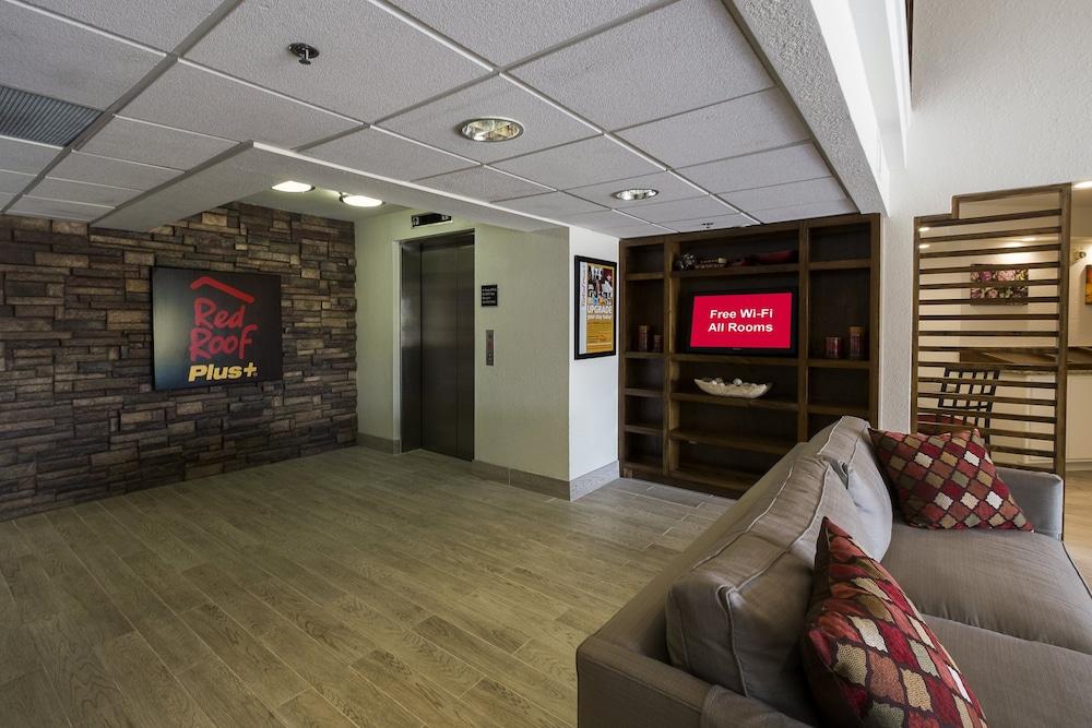 ريد روف إن بلاس+ هيوستن إنرجي كوريدور الردهة