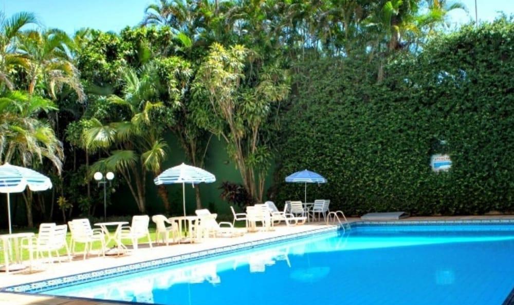 فوز بريزيدنتي إيكونوميك هوتل زحليقة مائية