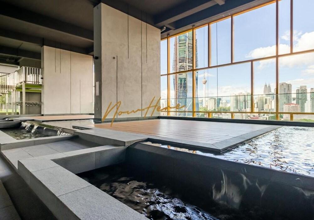 أوبوس بوتيك سويتس باي ناو هير زحليقة مائية