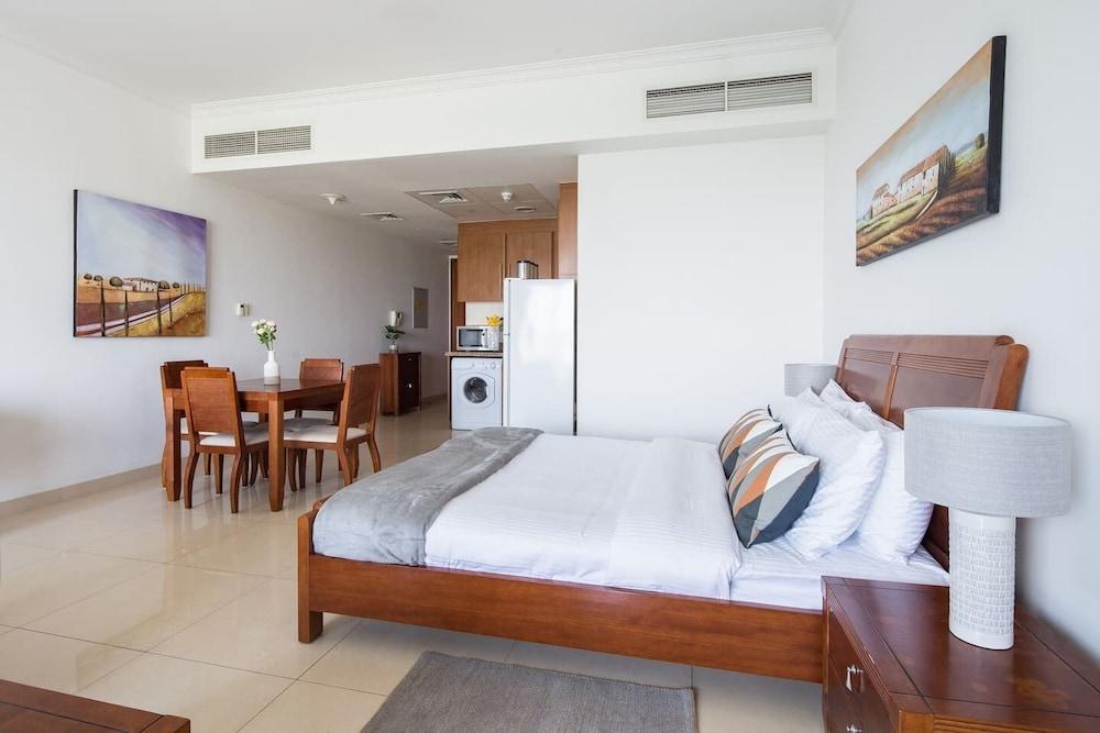 Spacious and Comfy Studio in Heart of Jlt! Room