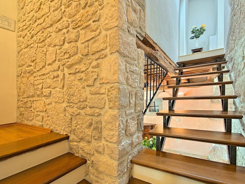 أوثينتيك فيلا ويذ سويمينج بول، لارج جاردن آند سبيكتاكولار فيو نير بوزيت داخلي