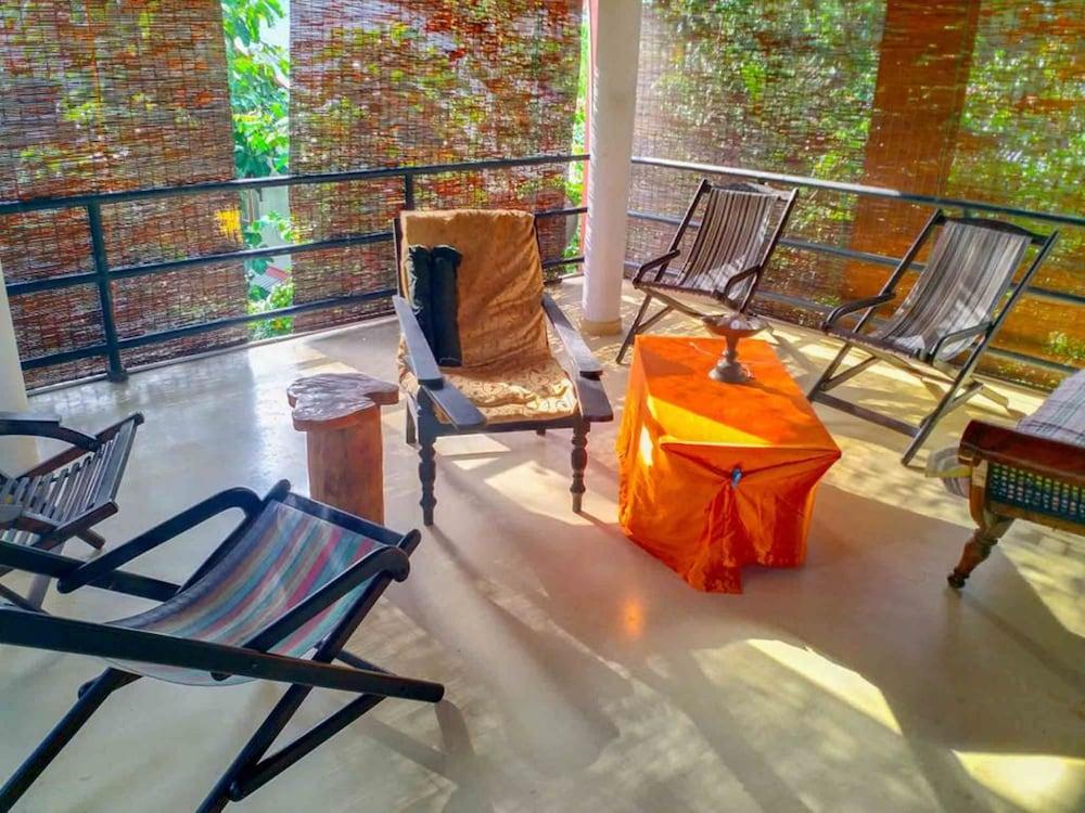 Yoho Kanda Uda Watta Lobby Sitting Area