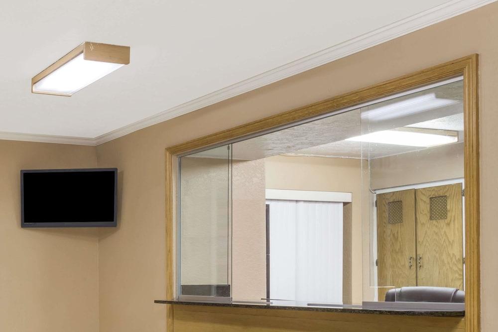 Super 8 by Wyndham Nephi Lobby