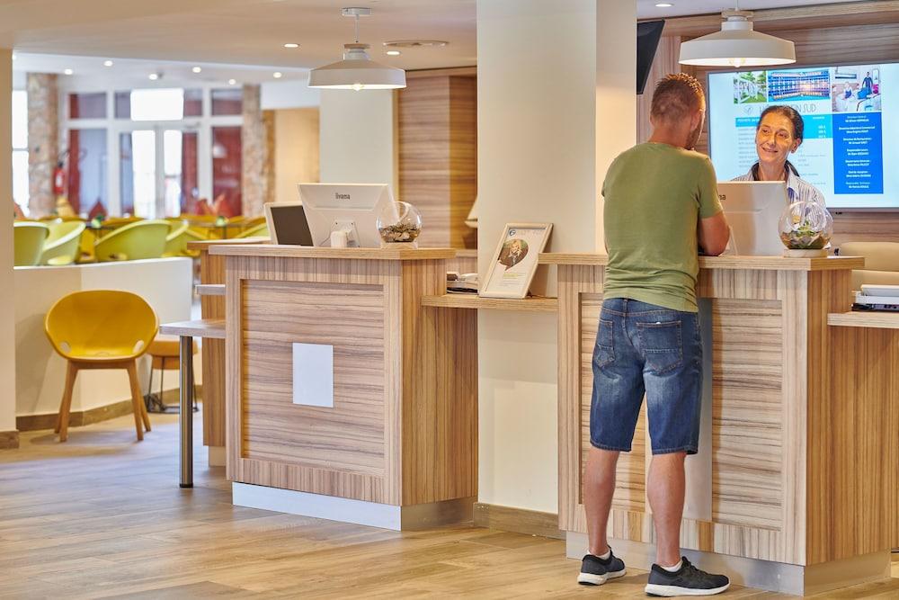 كلوب فاكونس بلو بلان سيد منطقة الاستقبال