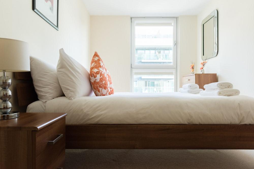 Cobalt Peach Tree Room