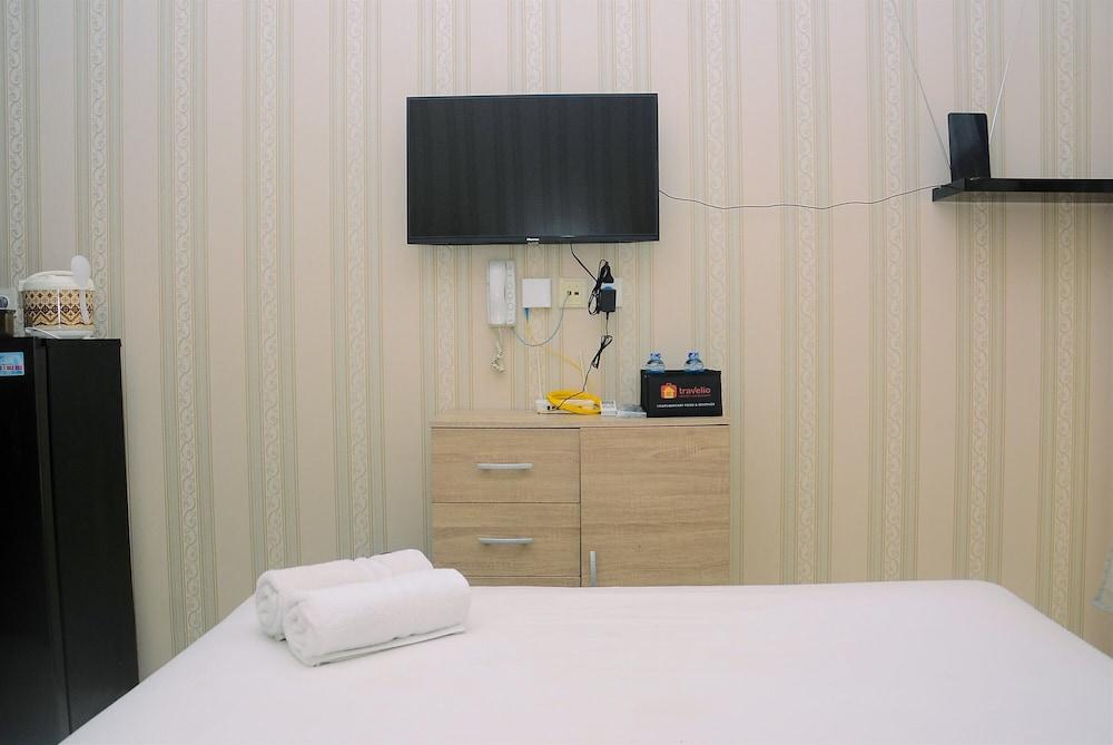 Fully Furnished Studio with Queen Bed at Dave Apartment Room