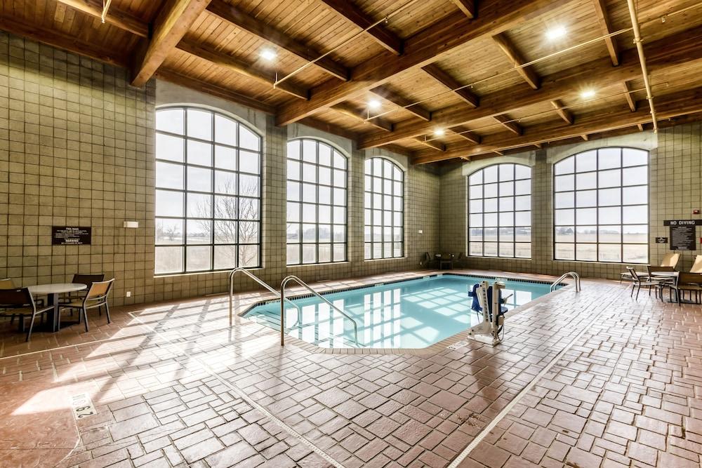 هوليداي إن إكسبرس آند سويتس سيدار فولز - ووترلو باي آيتش جي حمام سباحة مغطى