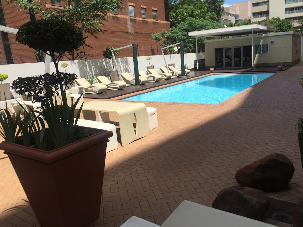 First Divine Suites - Hydro Park Outdoor Pool
