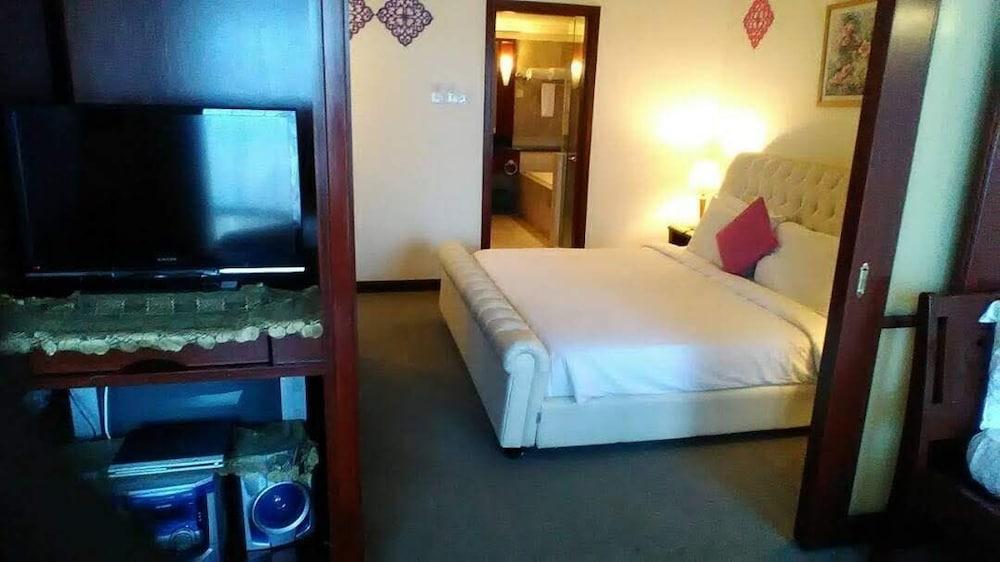 Peaceful Service Suite At Times Square Room