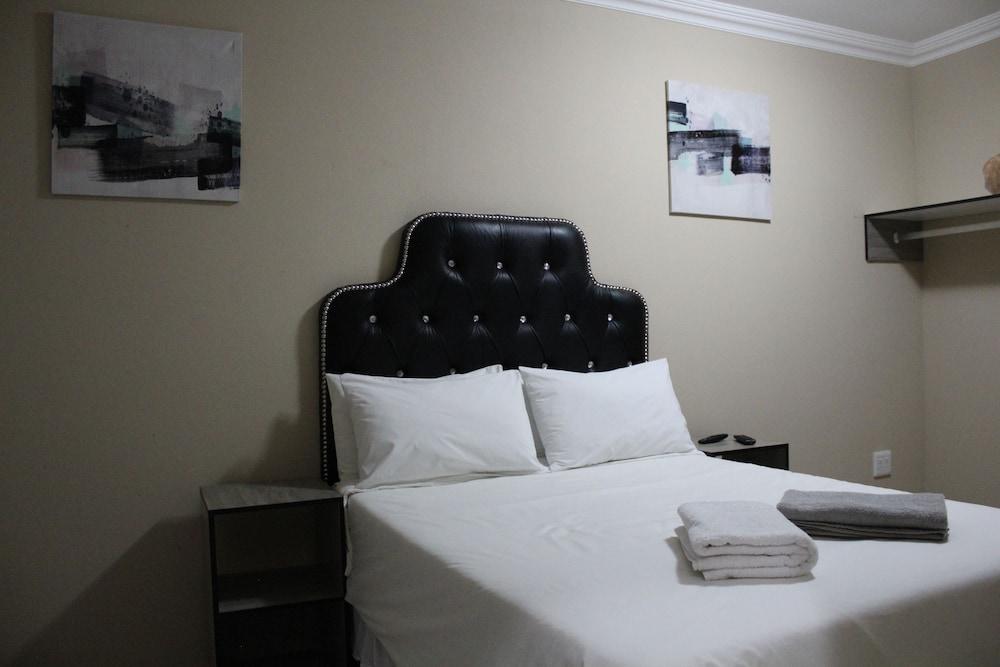 M n M Guest House in Polokwane Turfloop Room