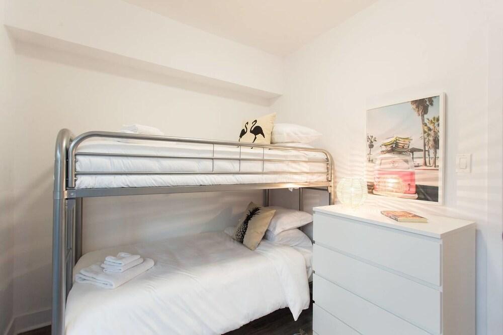 لايف لايك إيه لوكال إن لي بلاتوه غرفة