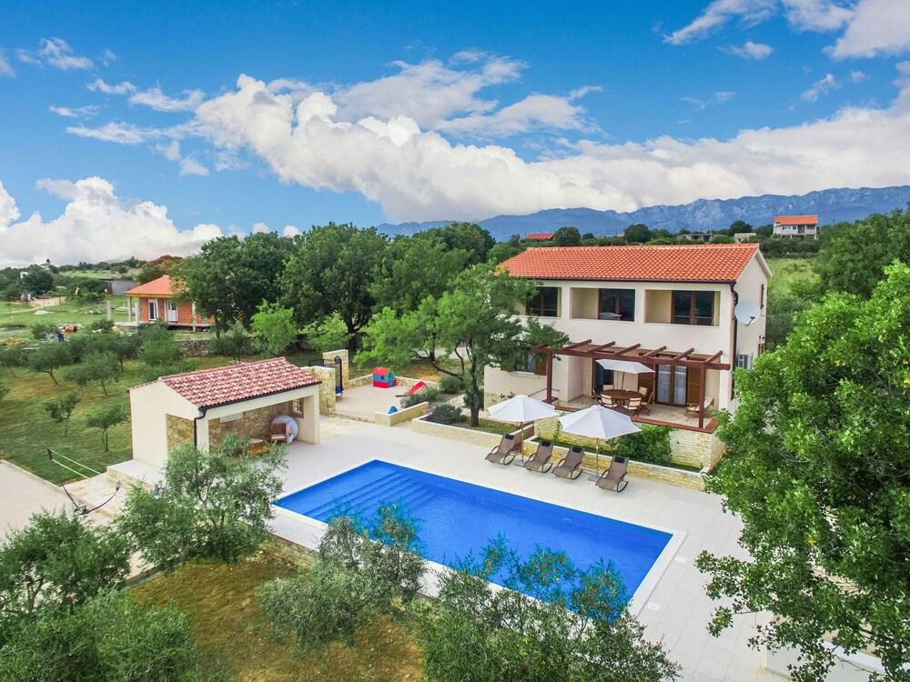 Comfortable Villa With a Panoramic View and Private Pool, Near Zadar Exterior