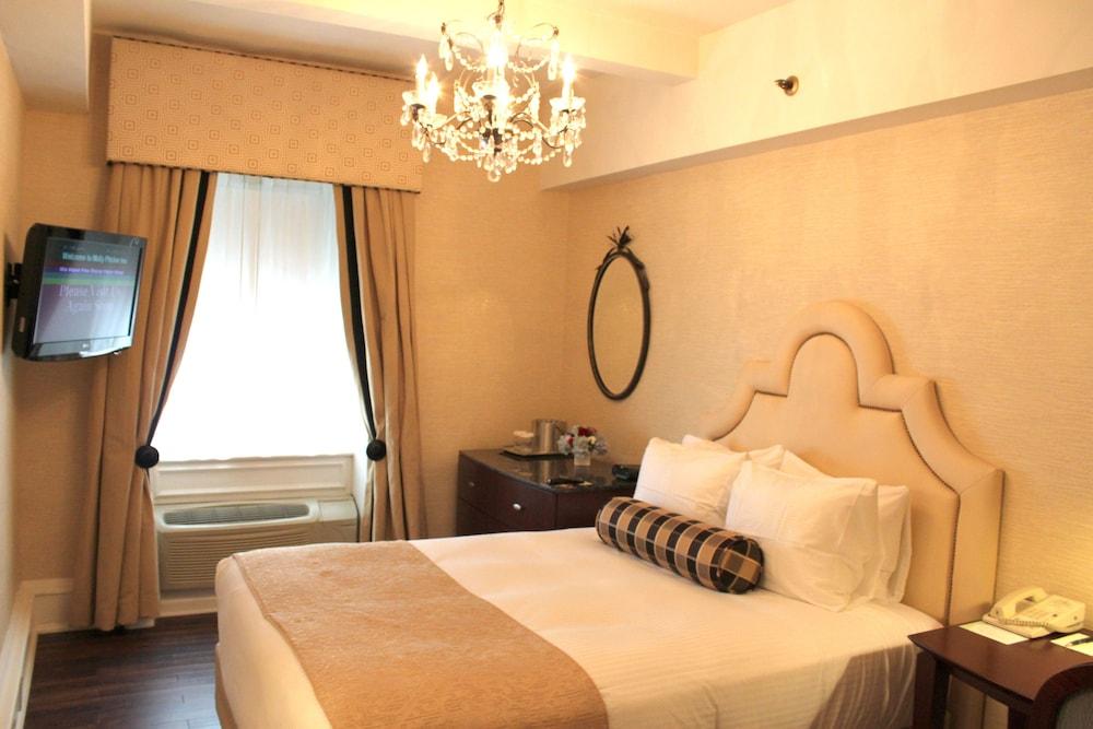 مولي بيتشر إن