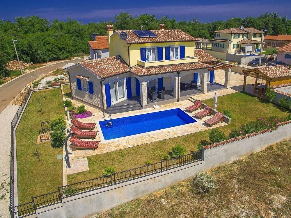 مودرن فيلا إن بورك وذ برايفت بول المنطقة الخارجية