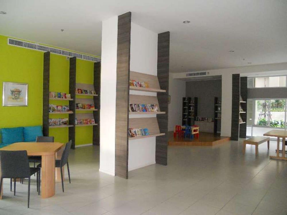 لومبيني فيل ناكلوا جود لاك منطقة الجلوس في الردهة