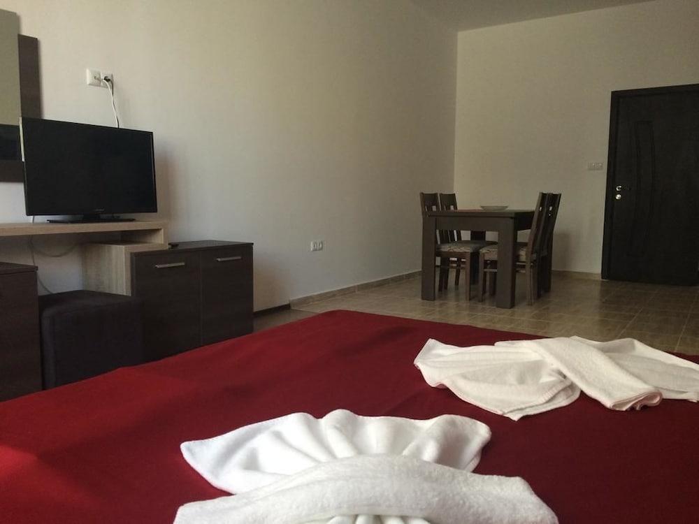 صن رايز أبارتمنتس باي انتر هوتل بوموري غرفة