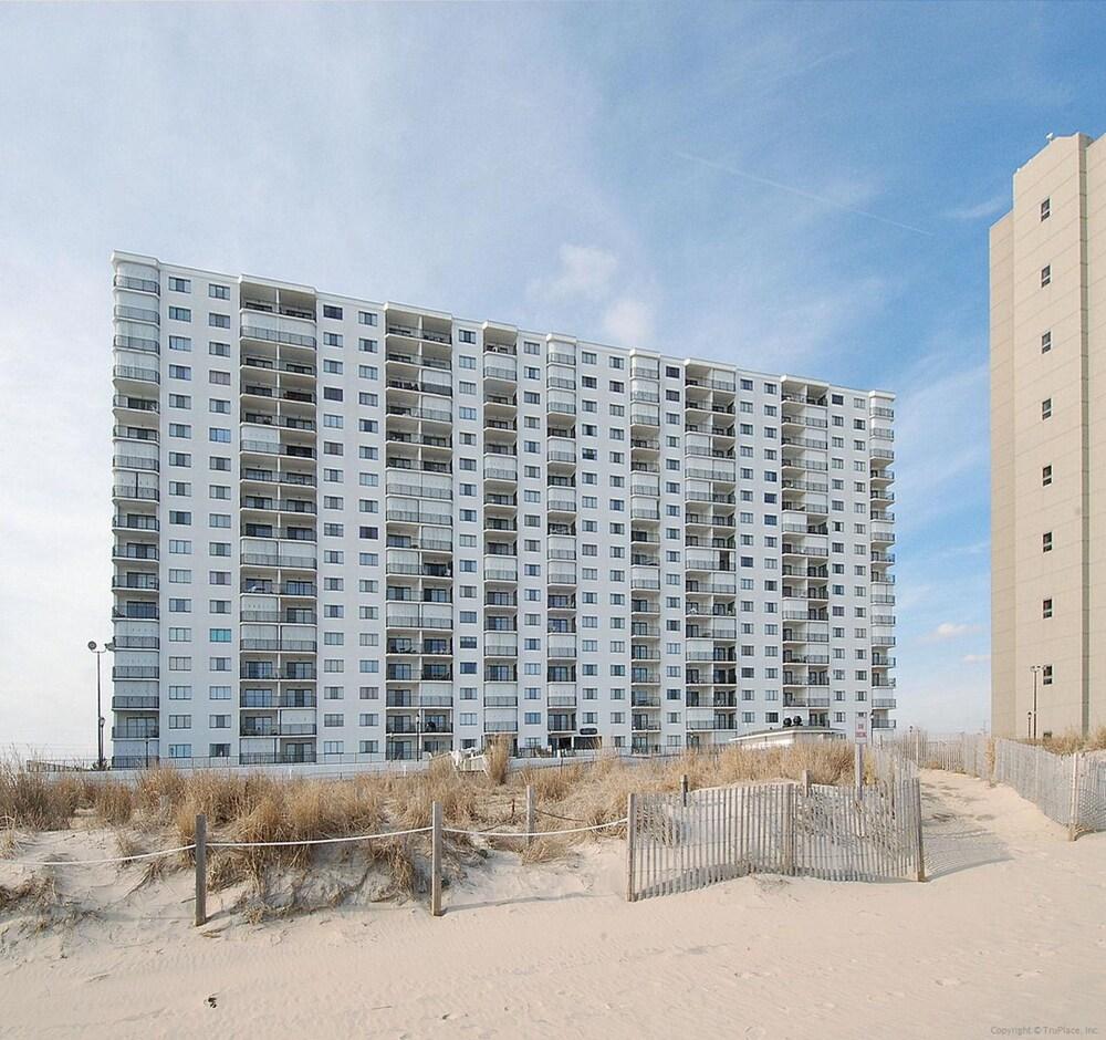 Henlopen Unit 811 by Long & Foster Exterior