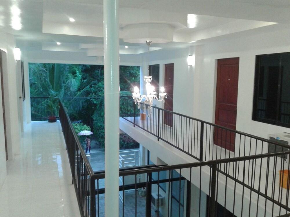 Luna Oslob Travellers Inn Interior