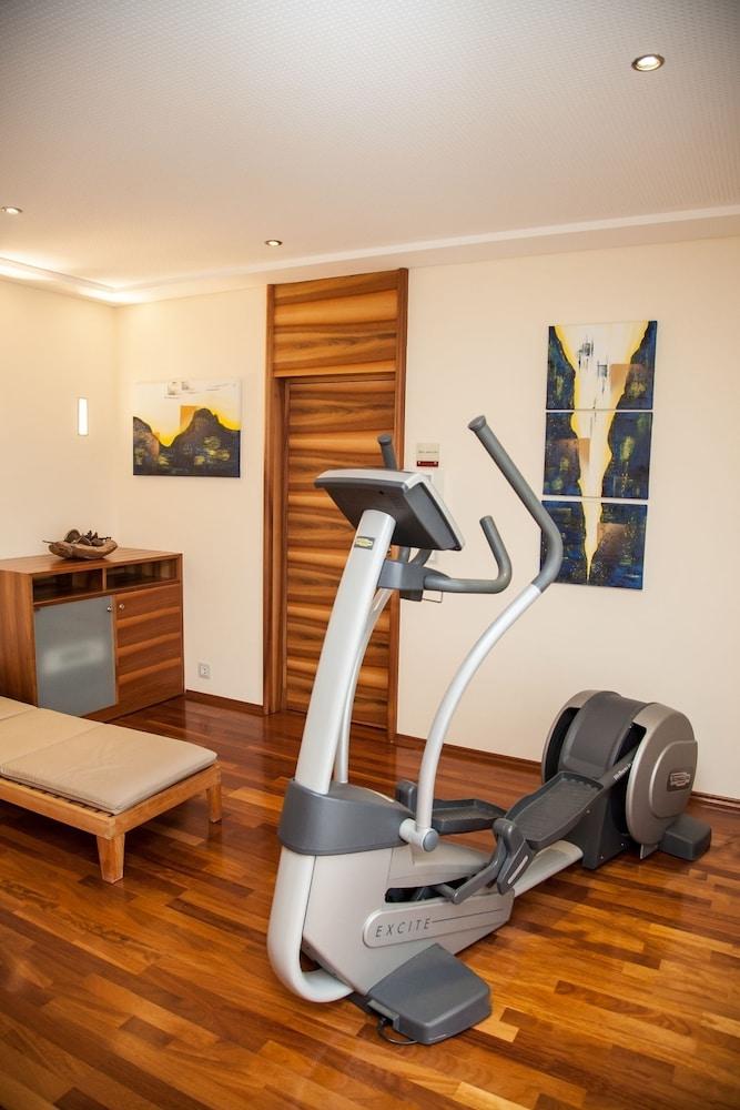 تينسشيرت هوتل ريستورانت بارتيسرفيس صالة الألعاب الرياضية