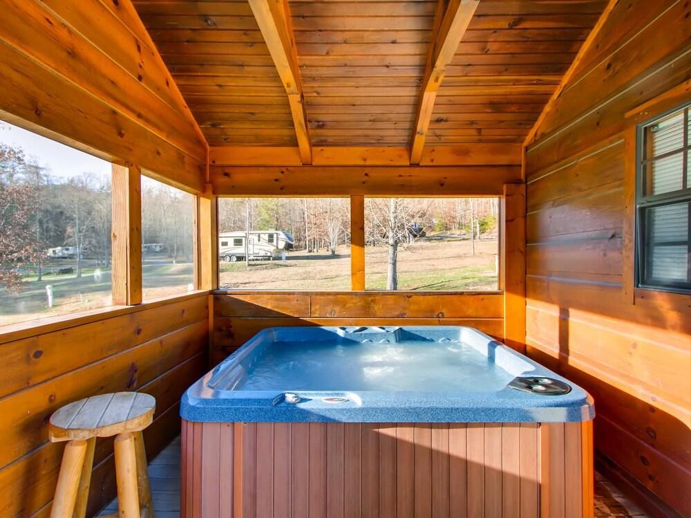 كابينة أولموست كامبينج توو مكونة من غرفة نوم واحدة من ريد أونينج مغطس سبا مغطى