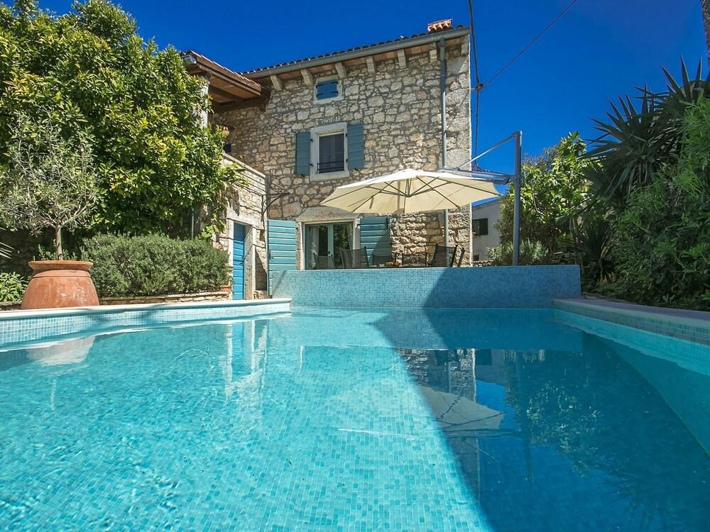 Classic Villa in Mušalež With Private Pool Exterior