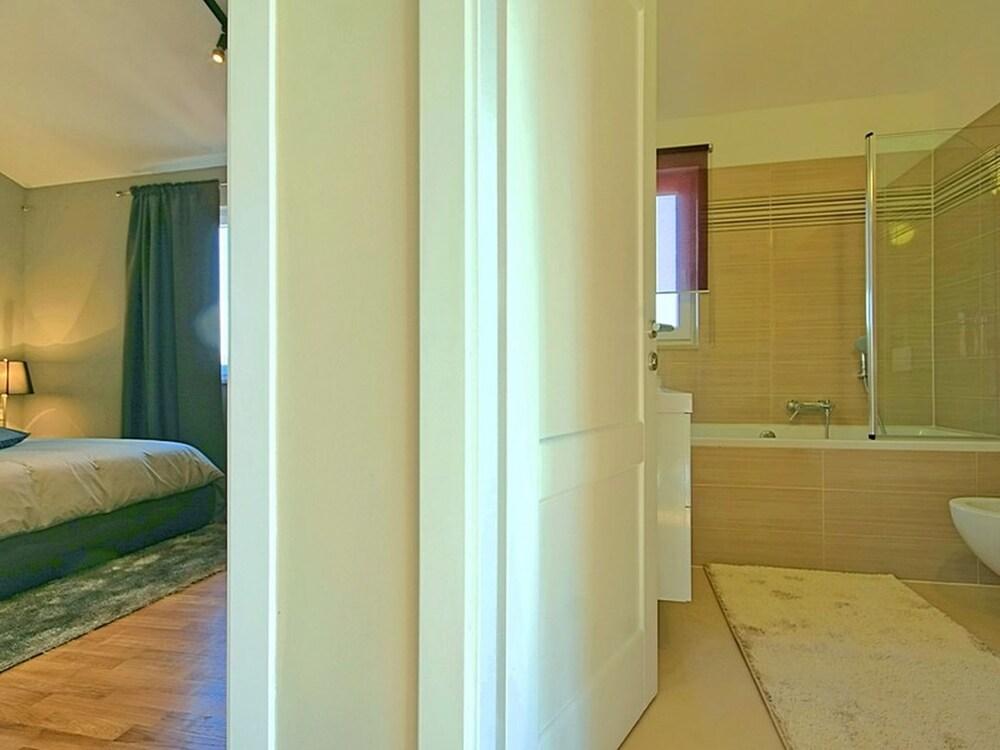 Modern Villa With Spacious Garden and Private Swimming Pool Near Porec Bathroom