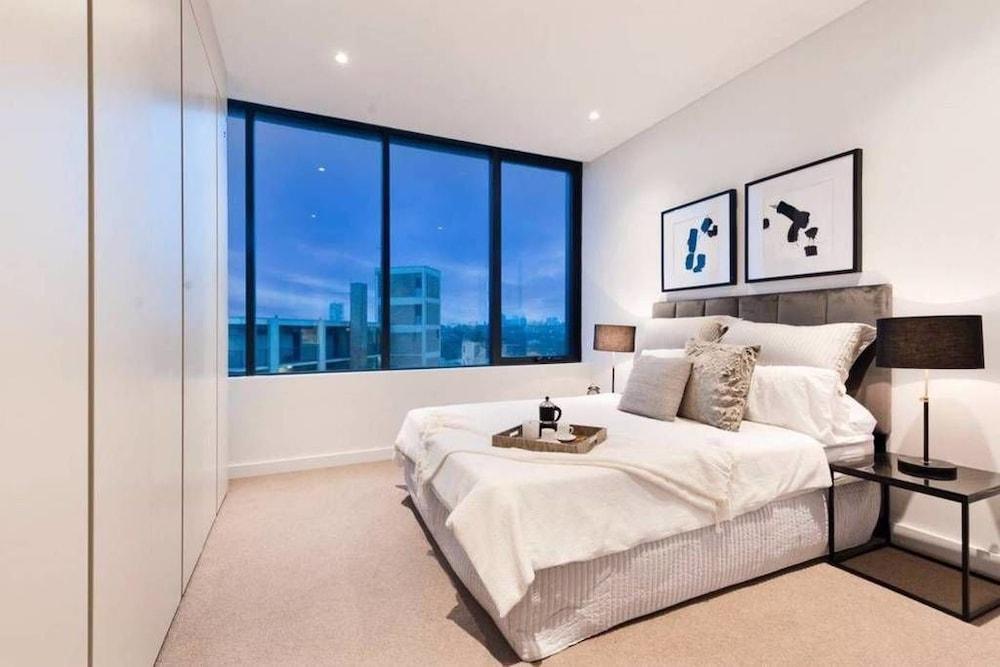 براند نيو لوكس ووتر فيو 3 بد روم ويذ باركينج غرفة